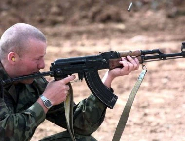 Το εμβληματικό επιθετικό τυφέκιο AK-47 Καλάσνικοφ - Το όπλο που πολέμησε παντού (φωτό, βίντεο)